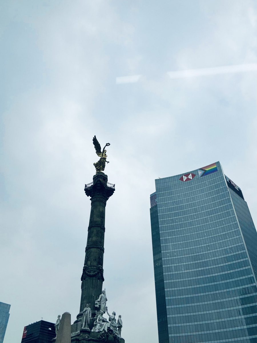 Los pasos de un viernes se han mostrado interesantes. Hay un cielo nublado en la ciudad, probablemente se pueda percibir un verano en contornos clásicos. ☁️ 👞