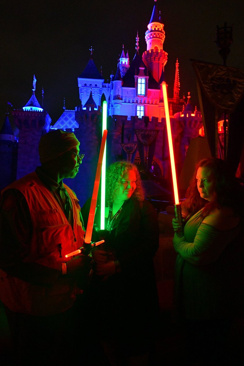 SWatDC's tweet photo. #SabersOut &amp; #SabersUp #SWTwt! Share that #StarWars love &amp; #Fandom friendships! 🥰 https://t.co/2kAwc6w82w