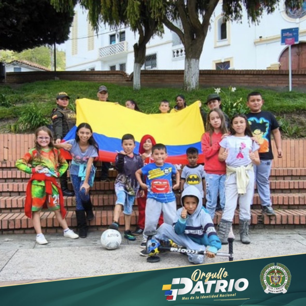 PoliciaNteSder's tweet photo. Desde #Mutiscua Honramos los símbolos patrios; son el reflejo de nuestra historia, nuestra cultura y nuestra identidad. La bandera, el escudo y el himno nos unen en un lazo indestructible de unión y respeto por nuestra nación. Honremos siempre lo que nos hace únicos. 🇨🇴👏🏻 https://t.co/VsBEKnr4Px