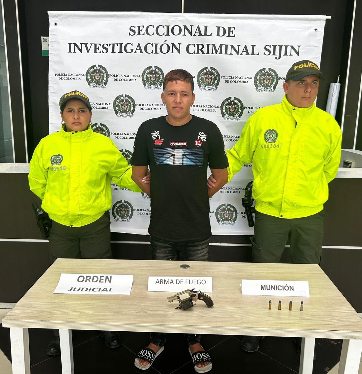 Golpe a Carlos pecueca, capturado uno de sus principales sicarios, alias “Titi”, vamos a desarticular esta organización criminal q tiene azotada la comuna 10 de la ciudad. 
<a href="/PoliciaCucuta/">Policía Metropolitana de Cúcuta</a>