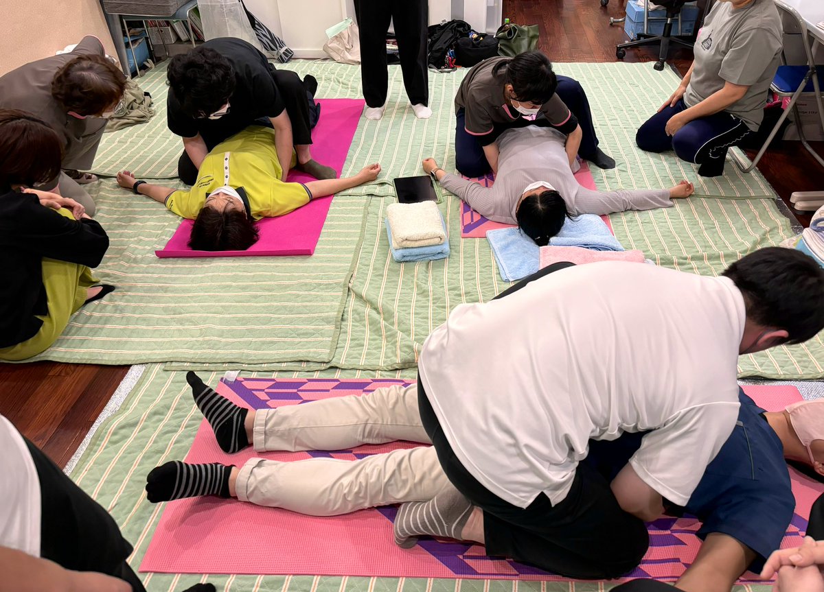 thumbz_space's tweet photo. 当院では毎月、訪看の事務所をお借りして勉強会を開催しております。理学療法士の先生と共に行っており22回を数えました。

参加者もあはき師だけでなくPT、OT、看護師と様々で、同じ患者さんに関わっている方もいるので直接意見交換もできます。

#スタッフ募集中
#スキルアップ可能
#毎月勉強会開催 https://t.co/Ym6roINBgJ