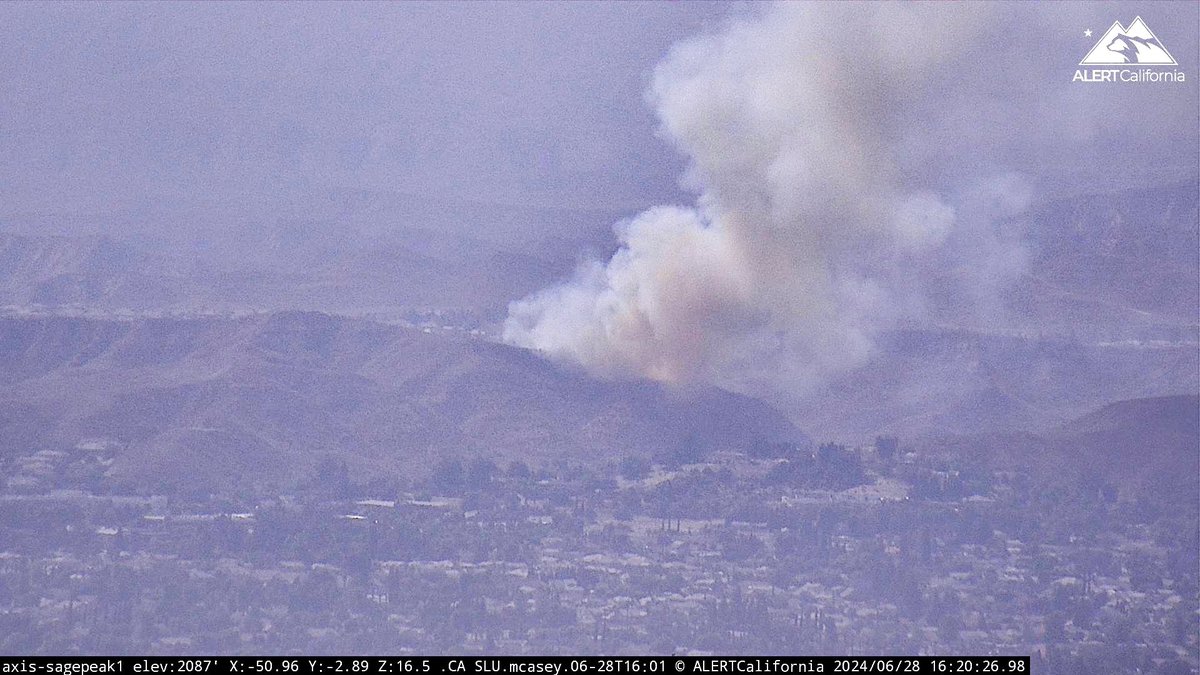 engineco16's tweet photo. #SentinelFire #SimiValley Erringer Rd. north of Hwy.118 x/Sycamore Dr. @VCFD https://t.co/FvKrvmbssb
