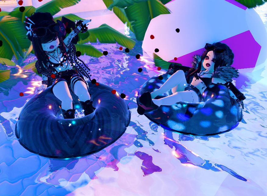 CyraluvAng's tweet photo. me and cyra enjoying the new update :3 
(a gun was pointed at her head bcs I wanted to take pictures) 

#royalehigh #royalehighcontent #royalehightrading #royalehighoutfit https://t.co/sAtV8JAhVu