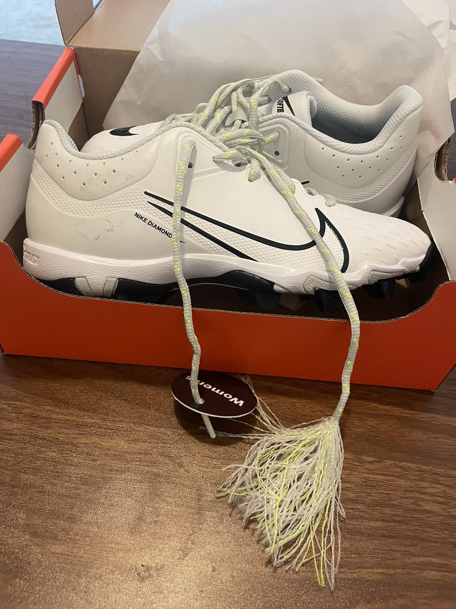 What the heck <a href="/SportChek/">Sport Chek</a>?! Why is my online pick up order disgusting. It took my an hour to pick up my online order and I’m so disappointed to open the box and find THIS 😭😭😭😭