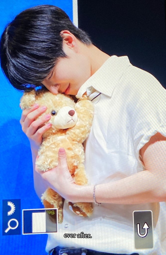 everafter_hc's tweet photo. 240629 잇다 팬사인회

쟤 곰인형 아닌 듯 

#이휘찬 #휘찬 #오메가엑스 #OMEGA_X
#명창토끼 #휘찬이최고 https://t.co/5Aj7ISaxfy