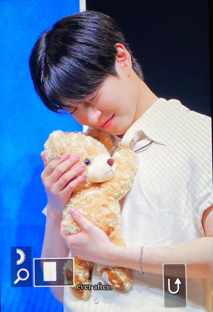 everafter_hc's tweet photo. 240629 잇다 팬사인회

쟤 곰인형 아닌 듯 

#이휘찬 #휘찬 #오메가엑스 #OMEGA_X
#명창토끼 #휘찬이최고 https://t.co/5Aj7ISaxfy
