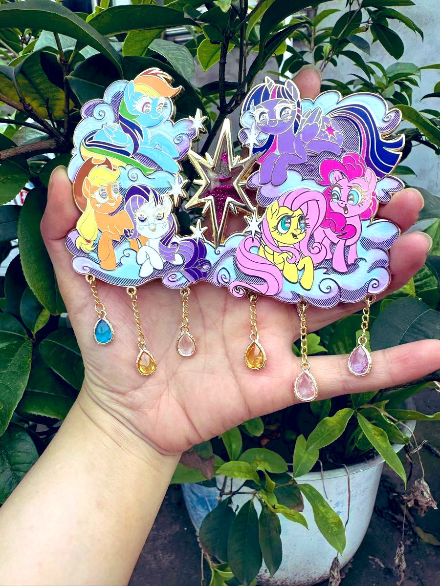 SophieAScruggs's tweet image. ✨✨✨GIVEAWAY✨✨✨

These pins have arrived and I'm giving one lucky person their very own pin!!

To enter:
✨Must be following
✨ Retweet this post
✨Comment with your fave pony!!

That's it! Winner is randomly picked July 21.

Good luck 💜