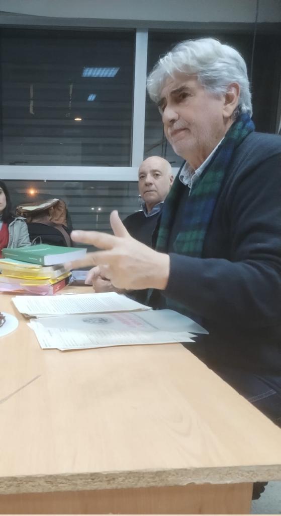 Los amigos y colegas de la Regional Norte de la UdelaR nos dicen que ha sido la última clase de Derecho del Trabajo de Carlos Casalas. Pero los grandes docentes nunca dan su última clase;su magisterio continua. Ejemplo de compromiso, creatividad y generosidad
