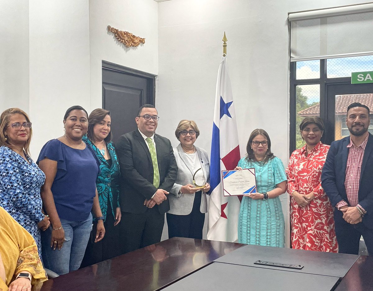 Me complace entregar junto a mi equipo, un reconocimiento especial a la Fundación Panamá Lidera, que, con su programa de liderazgo: Yo lidero, nos brindó todo su apoyo, al impulsar en nuestros estudiantes el liderazgo con valores, en diversos centros educativos del país.