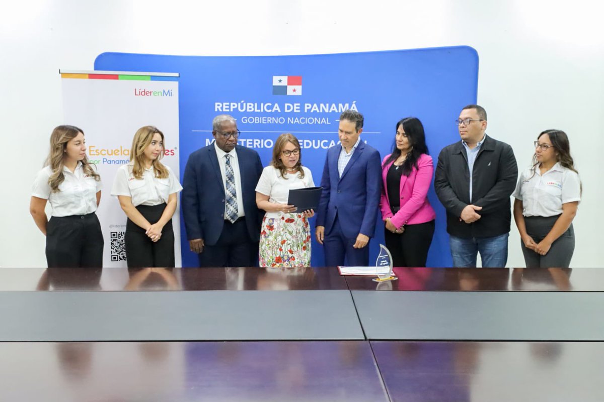 Para mi equipo y para mí es un placer entregar un reconocimiento al CEO de Greatness Center, José Gabriel Miralles, por su colaboración en los 52 colegios oficiales del país, donde se implementó el programa "Líder en Mí", en los estudiantes con liderazgo basado en valores.