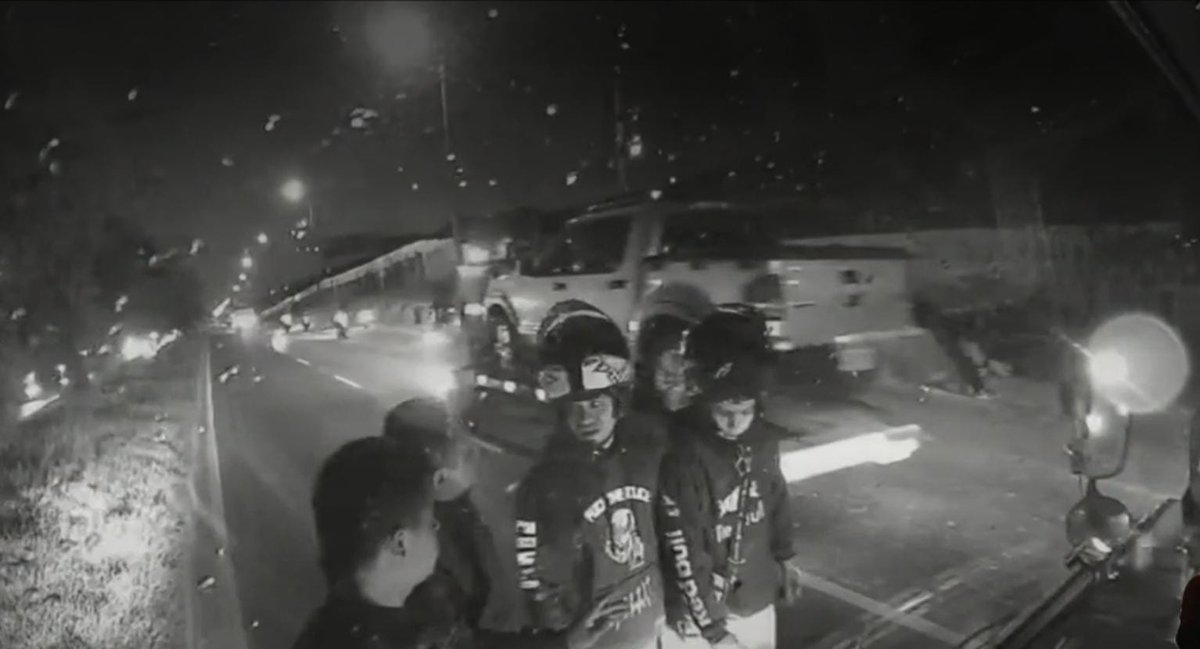 JoseWilmerPache's tweet photo. 📢Terrible ....Motociclistas #imprudentes que le causan la muerte⚰️ a Karen Martínez de 20 años🤨 En la madrugada de hoy, viernes 28 de junio a las 12:38 a. m, y se van del lugar si ustedes los reconoces #denuncien. https://t.co/4FN2Oez0ks