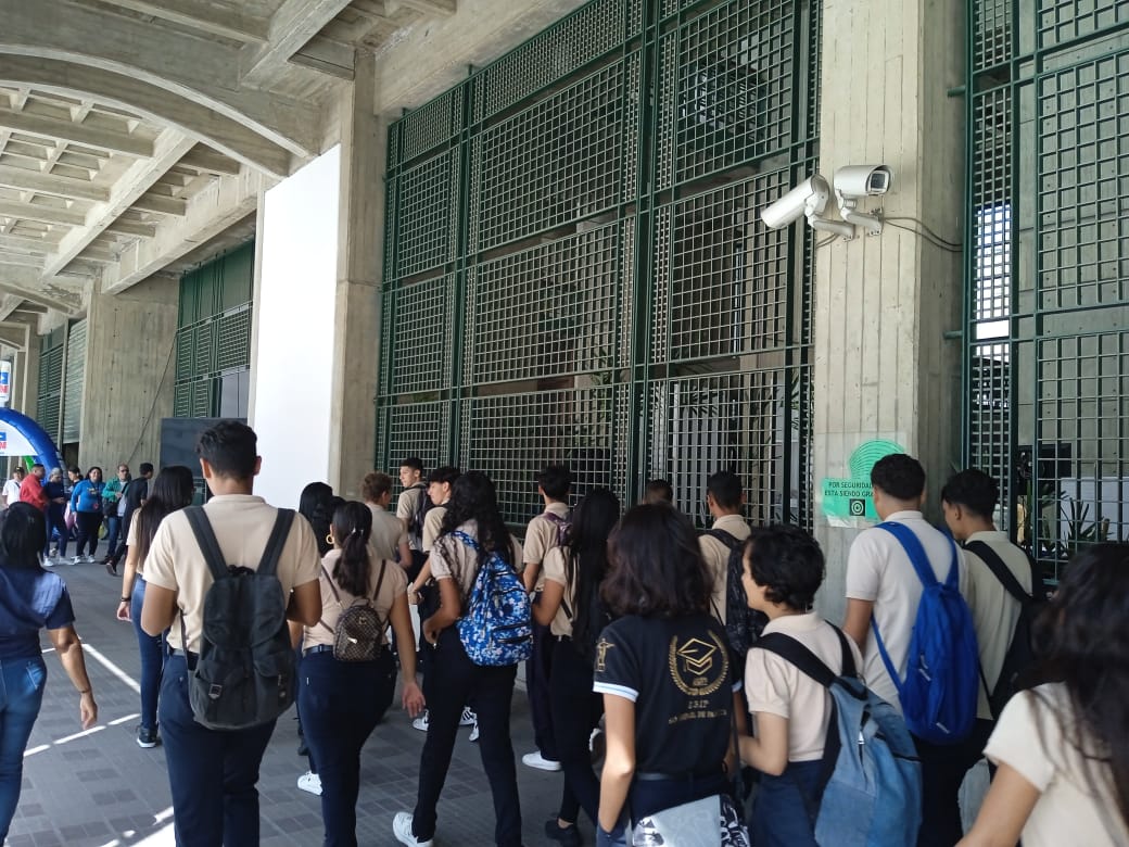 CatedralCDCE's tweet photo. Hoy en la Feria de Oportunidades de estudio 2024 en la Galería de Arte Nacional, la Parroquia Catedral presente con los aspirantes a ingresar al Sistema de Educación Superior. Por el futuro de Venezuela!#ConNicoTenemosPaz 
@NicolasMaduro @_LaAvanzadora @MPPEDUCACION @CDCECaracas https://t.co/pyS79ZugrH