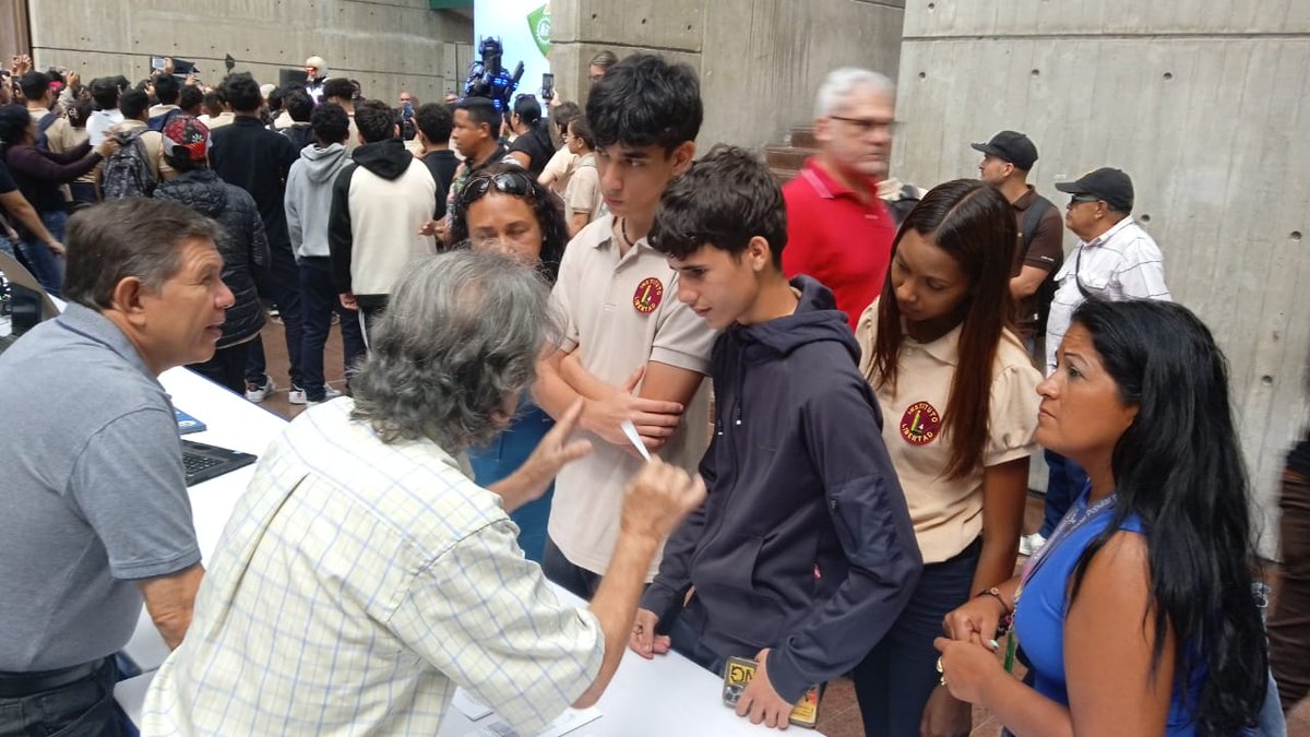 CatedralCDCE's tweet photo. Hoy en la Feria de Oportunidades de estudio 2024 en la Galería de Arte Nacional, la Parroquia Catedral presente con los aspirantes a ingresar al Sistema de Educación Superior. Por el futuro de Venezuela!#ConNicoTenemosPaz 
@NicolasMaduro @_LaAvanzadora @MPPEDUCACION @CDCECaracas https://t.co/pyS79ZugrH