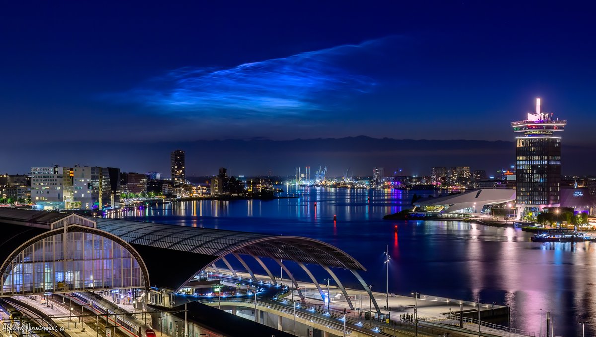 Bijzonder weerfenomeen in de lucht: lichtende nachtwolken Deze wolken bevinden zich hoger in de lucht dan normale wolken: op zo'n 80 kilometer, in de ijle lucht van de mesosfeer Ze ontstaan wanneer heel kleine ijskristallen op stofdeeltjes gevormd worden (c)alphons. net Amsterdam