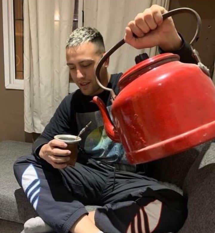 Termino de vaciar la pava de mate y me pongo a estudiar