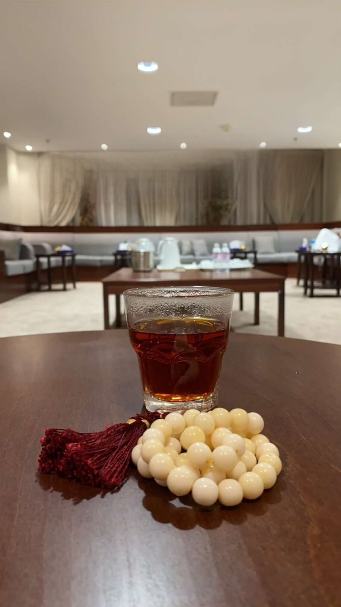 اجمع عتاب المحبه و طوّح به وراك
من يقول ان المعاتب حلو يكذب عليك

كيف ماتبغيني اتعب ولا ادور رضاك
وانت مالك في عيوني وفي قلبي شريك

و ان تطرقت القصايد ولا وفت غلاك
يكرم البيت المسكت من البيت الركيك

أنت لو تطلب ماضمّت ضلوعي قلت جاك
اسهج الضلع الموالي واخذ مما يليك
#الرياض #نجران