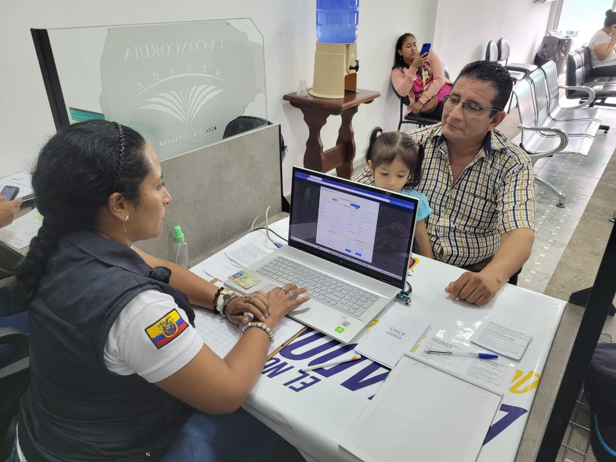 ViviendaEc's tweet photo. 📌 #Manabí | Hoy, el equipo técnico de la #Zonal4 estuvo en #LaConcordia informando sobre el proceso para acceder a los programas de vivienda en el cantón y sobre los incentivos de recuperación habitacional (COPAGO). 🏡👨👩👧👧
#ElNuevoEcuadorResuelve 🇪🇨 https://t.co/ltL5KtuDVV