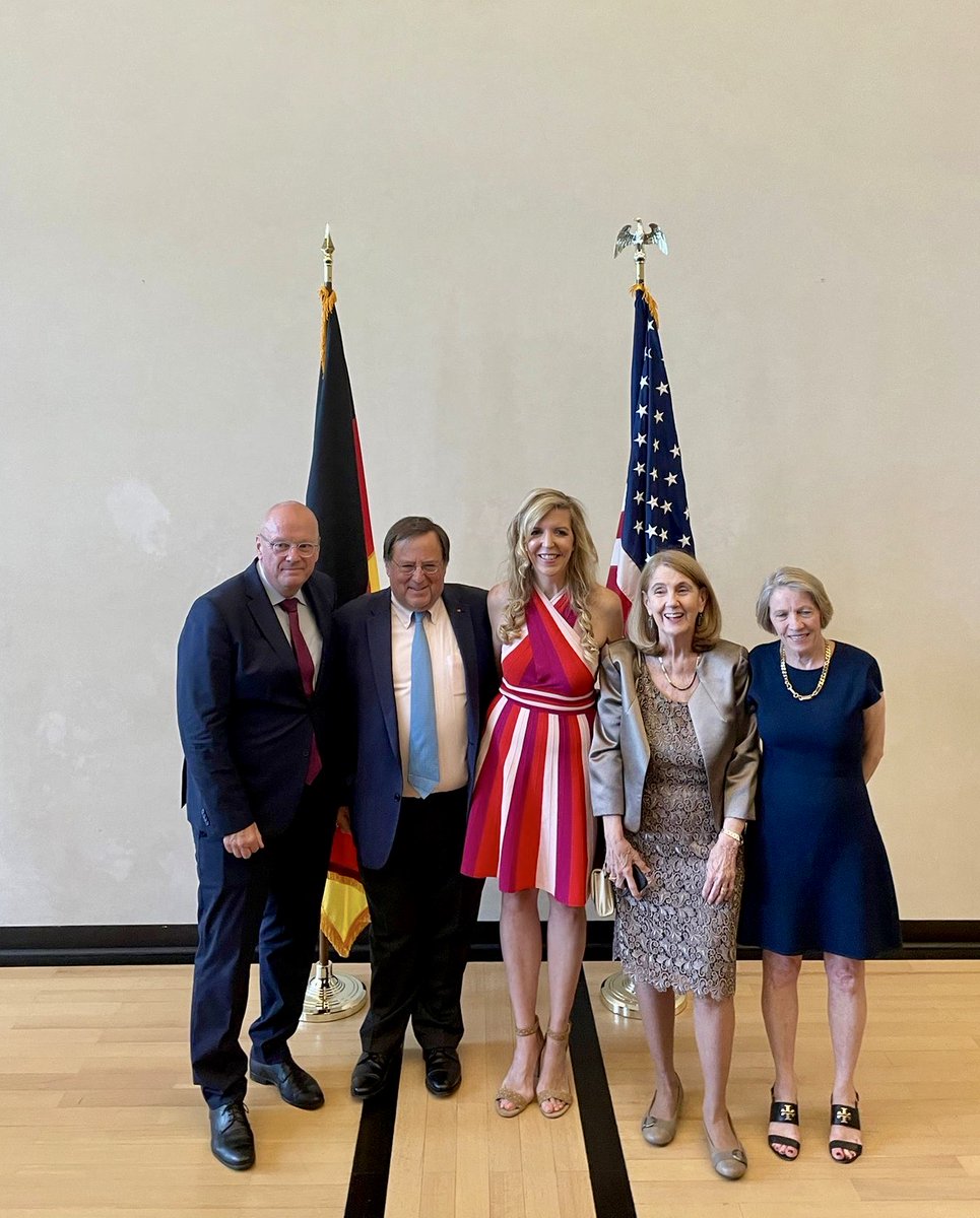 GermanAmbUSA's tweet image. Keeping in touch is no small feat! There’s a lot Germans can learn from Americans regarding alumni work — in terms of networking, volunteering, philanthropy. Excited to meet and learn from the alumni of @BoschFellowship tonight! #BoschAlumniNetwork