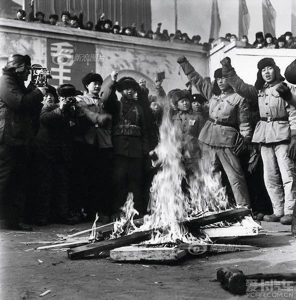 @那些珍贵老照片: 1967年2月16日,“哈尔滨人民公社”成立大会在红卫兵广场举行。哈尔滨市造反派把市政府的大牌子“黑龙江省哈尔滨市人民委员 ...