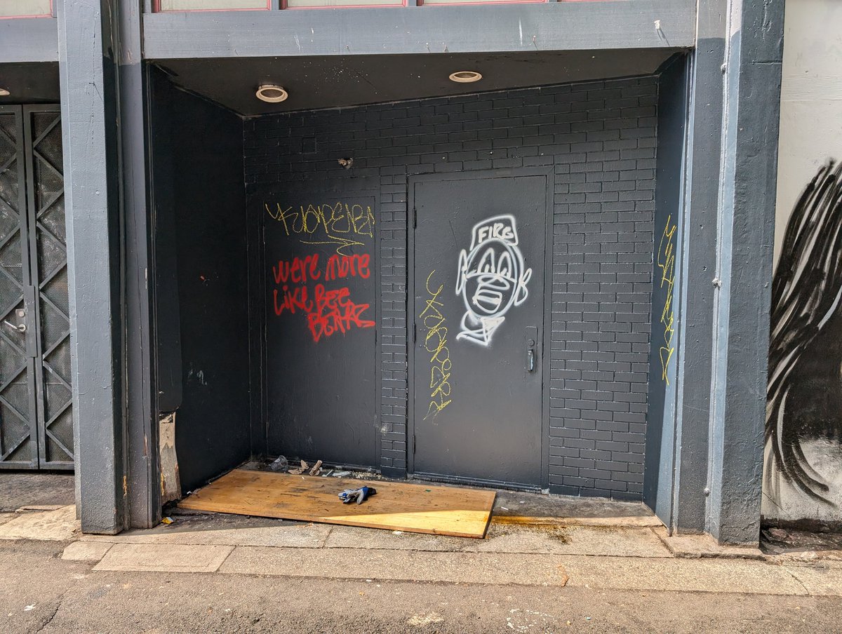 guyfelicella's tweet image. My darkest moments of addiction landed me alone in this doorway, struggling in isolation. 

Recovery has given me many gifts, but nothing better than love and connection! 
I am alone no more. 

#WeDoRecover #Connection #Allthetools #Harmreduction
