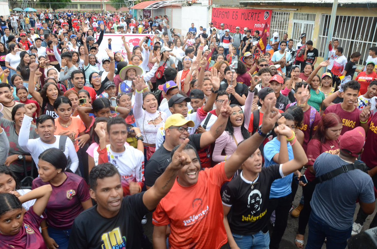 Tremenda marcha con la <a href="/JuventudPSUV/">Juventud PSUV</a> en el Sector Chirica de San Félix . Sigamos juntos muchachas y muchachos venciendo con nuestro líder <a href="/NicolasMaduro/">Nicolás Maduro</a> #LaEsperanzaEstáEnLaCalle <a href="/MalaveEirimar/">Eirimar Malave</a> <a href="/AmkValentina/">América Valiente🇻🇪</a>