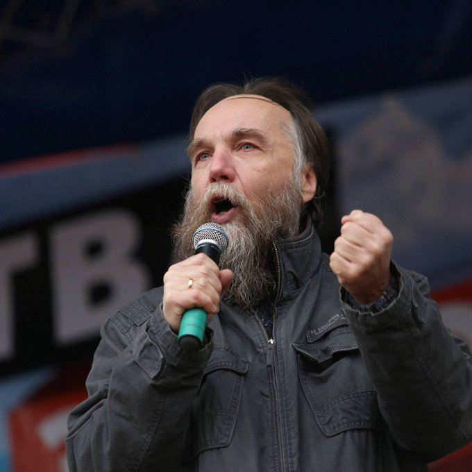 Filsuf Rusia Alexander Dugin menyerukan Presiden Rusia Vladimir Putin untuk mempersenjatai Hizbullah dan Ansarallah Yaman