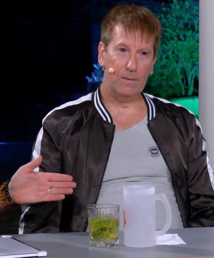 LiIMigui's tweet photo. Javier Santaolalla: “La Tierra es redonda y se puede explicar de mil formas”

Mister Tartaria: “Las estrellas NO existen”

Jordi Wild: “Nacho traeme otro whisky”

Tiparraco hasta arriba de fentanilo: https://t.co/HpspJ5CB4W