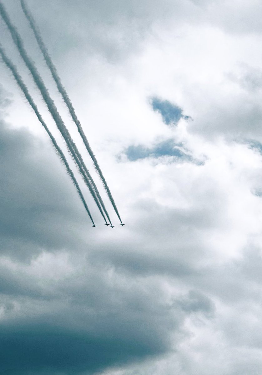 すごい音がしたから見上げたら

#ブルーインパルス か