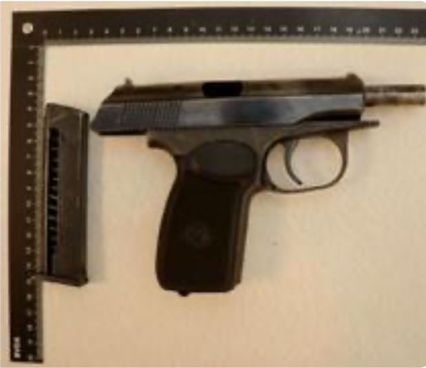 Kvinnorna förvarade en skjutklar pistol som polisen kopplar till den kriminella miljön i Sandviken. Nu skärper hovrätten straffet för både kvinnorna och en man. Kvinnorna döms båda två till fängelse i två år och tio månader, mannen đöms till fyra och ett halvt års fängelse.