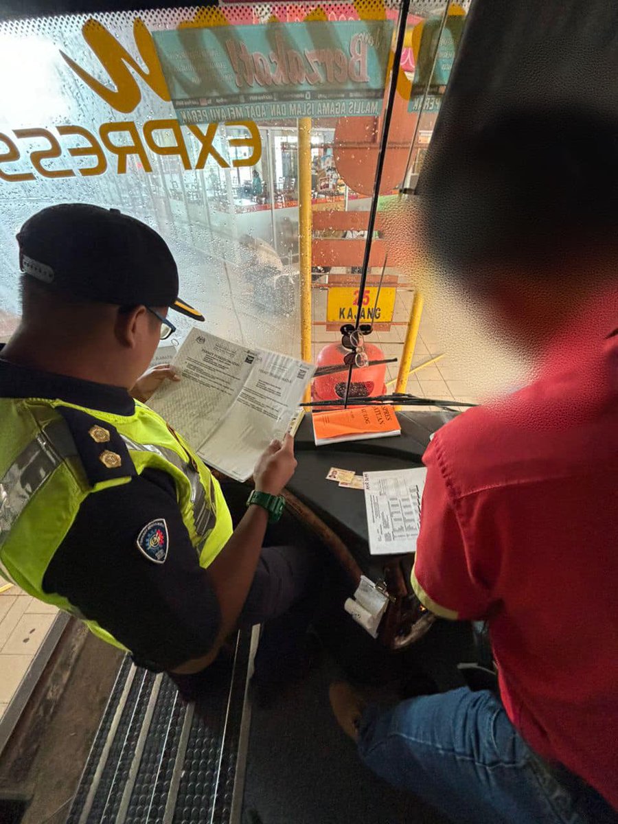 JpjNegeri80390's tweet photo. PEMERIKSAAN BAS DI TERMINAL SEMPENA OPS HRAA 2024
NEGERI SEMBILAN, 21 JUN 2024
JPJ Negeri Sembilan telah melakukan pemeriksaan terhadap semua bas ekspress yang memasuki Terminal One, Seremban sepanjang tempoh Ops Hari Raya Aidiladha dijalankan. https://t.co/G6R18THelQ