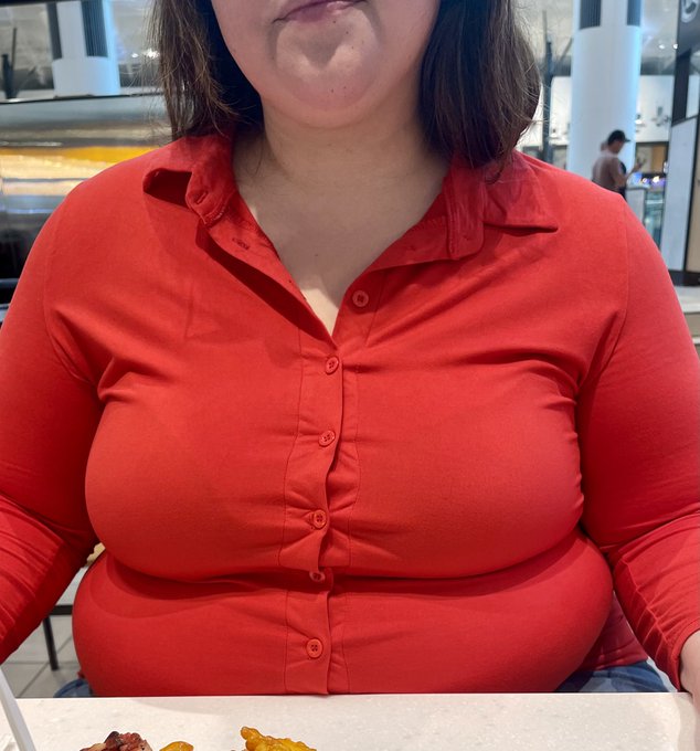 Double chin and a big fat donut&hellip; Have sweet and hot dreams 🫶 and se more on my 🩵OF🤍 https://t.co/oeL