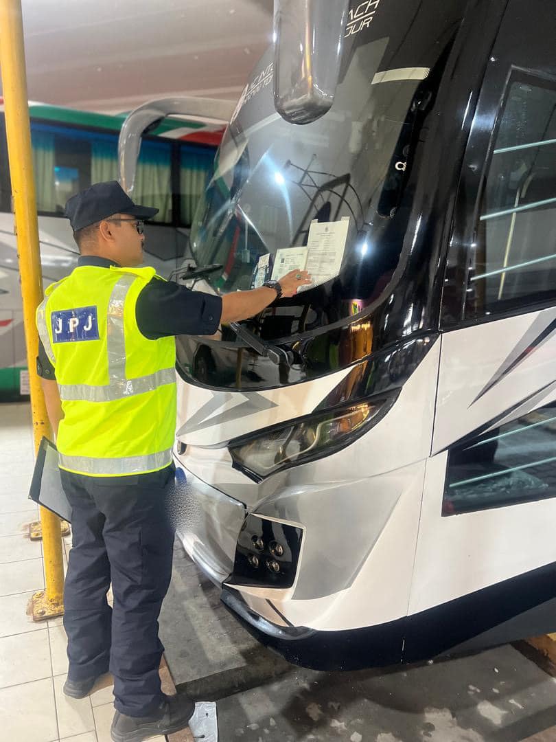 JpjNegeri80390's tweet photo. PEMERIKSAAN BAS DI TERMINAL SEMPENA OPS HRAA 2024
NEGERI SEMBILAN, 20 JUN 2024
JPJ Negeri Sembilan telah melakukan pemeriksaan terhadap semua bas ekspress yang memasuki Terminal One, Seremban sepanjang tempoh Ops Hari Raya Aidiladha dijalankan. https://t.co/b4IrUjcH42