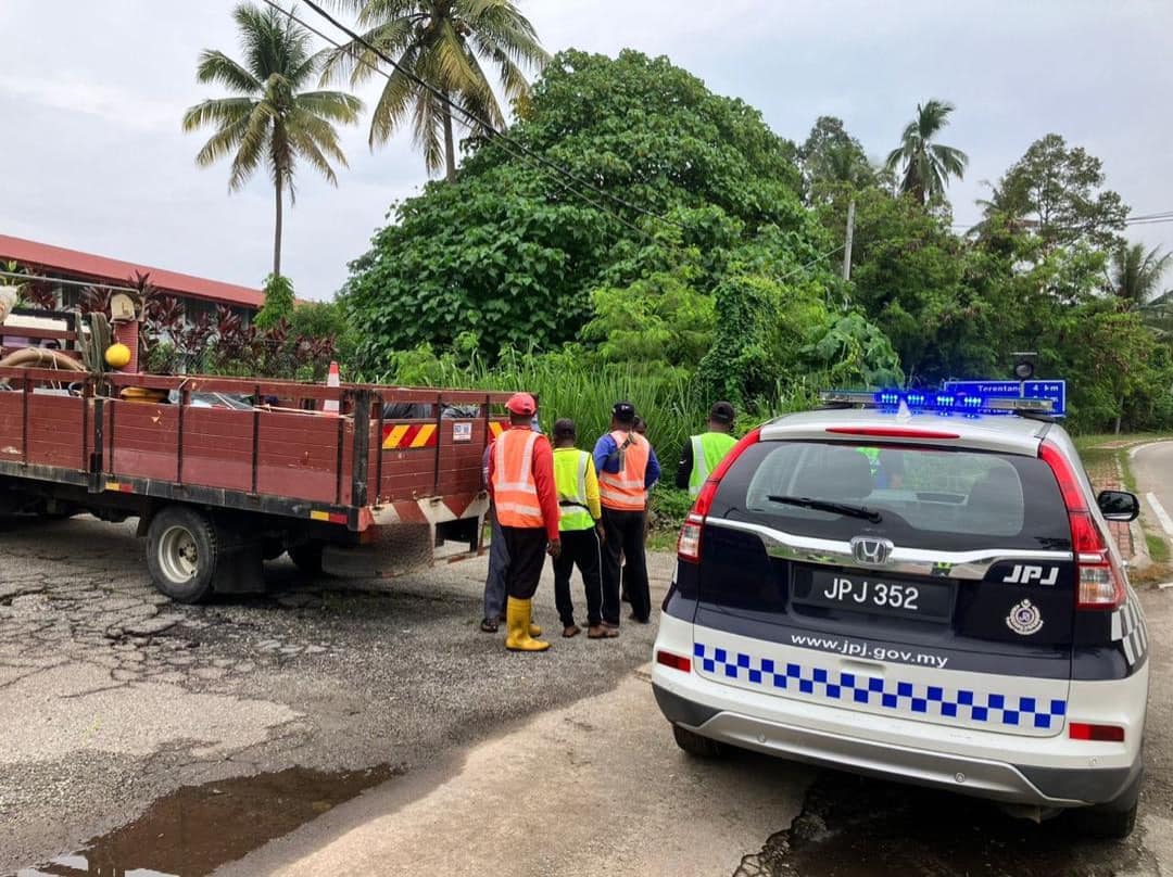 JpjNegeri80390's tweet photo. OPS KENDERAAN PERKHIDMATAN BARANGAN (KPB) SEMPENA HRAA 2024
NEGERI SEMBILAN, 20 JUN 2024
Penguatkuasaan ke atas kenderaan lebih muatan sepanjang Ops HRAA 2024. https://t.co/JxNyh99nN8