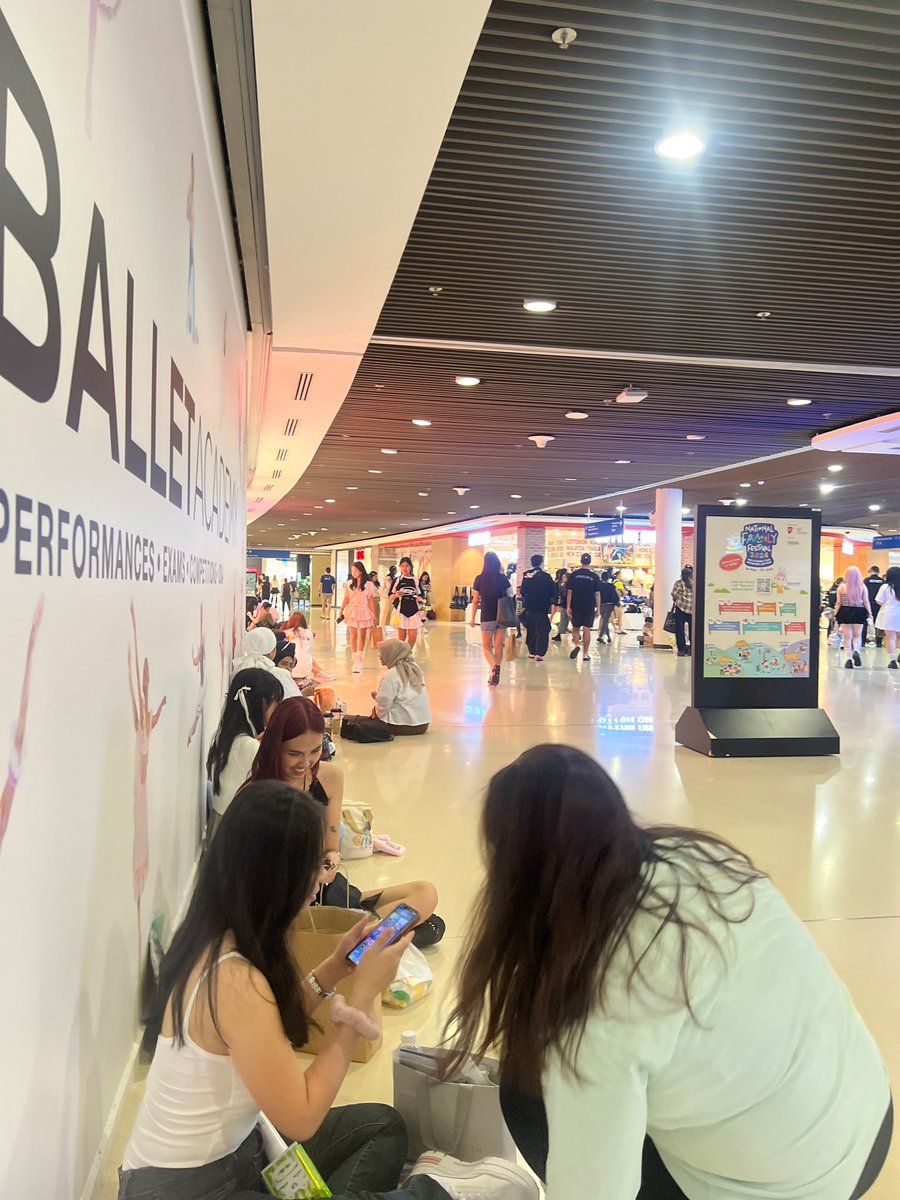 dreamzonemc's tweet photo. we are along the corridor beside h&amp;m (opposite teoheng)! come find us😁😁😁

#THEDREAMSHOW3_in_SG
#NCTDREAM_THEDREAMSHOW3_in_SG #NCTDREAM_WORLDTOUR_SG #TDS3inSG #TDSINSG_fs https://t.co/KoDwGNOX6P