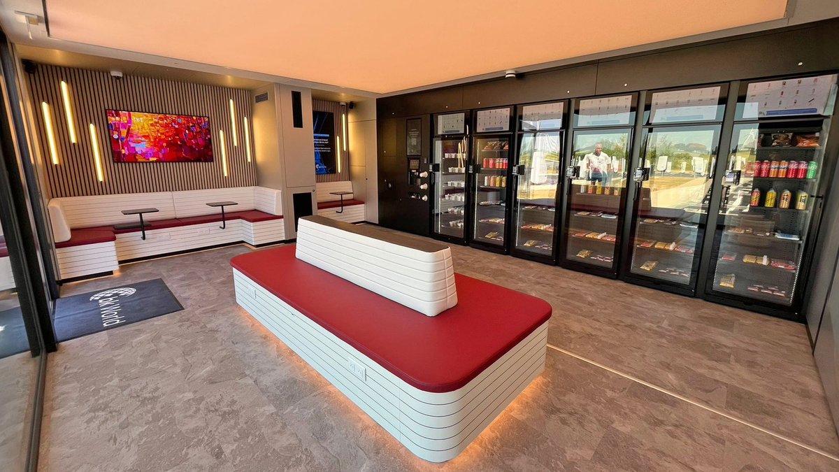 GeekTestBlog's tweet image. #Tesla vient d'inaugurer à Roye la plus grande station Superchargeur V4 AU MONDE (32 stèles) avec lounge et coin entretien. Pourvu que ce genre de stations de généralise un peu partout 🔋⚡