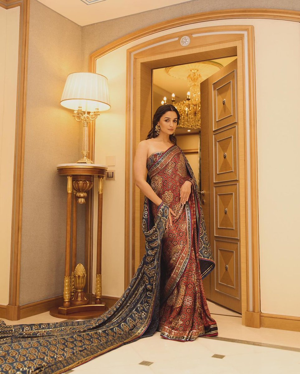 alia bhatt and a thread of her iconic sarees ♡

in abu jani sandeep khosla custom couture ❦