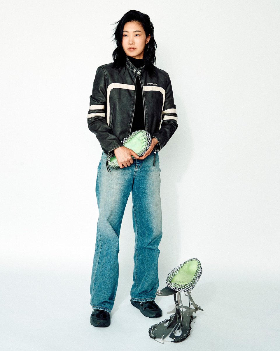 DazedKorea's tweet photo. Ahyeon Ryu

지금 이 작은 화면에서 벗어나 총체적 이미지로서 살아있는 현실을 마주하게 될 때. 지금 여기 존재함과 연대 가능성을 온몸으로 느낀다고 유아연은 말한다.

#유아연 #딕더데이즈드 #DigtheDazed

더 많은 콘텐츠는 <데이즈드> 7월호와 디지털에서 확인하세요. https://t.co/DXyv6RNjLF