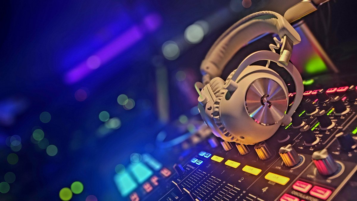 DJBluePDX's tweet image. This is how you arrive to the main floor at your new gig 😜 
#LogitechGPartner #ProX2