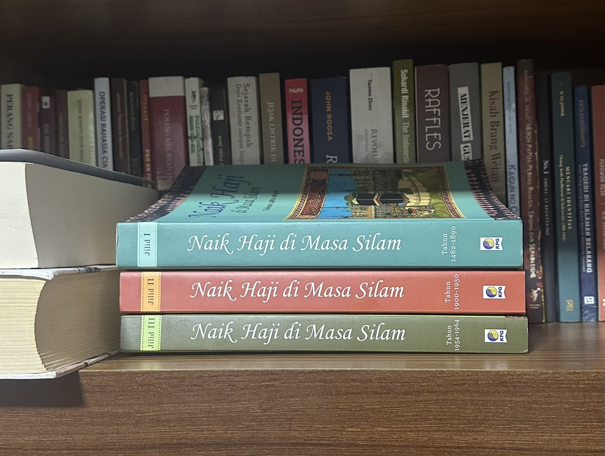 mazzini_gsp's tweet photo. Gue sangat rekomendasikan 3 jilid buku ini untuk tuntas dibaca. @HangJelabat bakal dapat perspektif menarik dari sejarah ibadah haji di Indonesia sejak abad 16 sampai abad 20. https://t.co/m3u9luH3v1