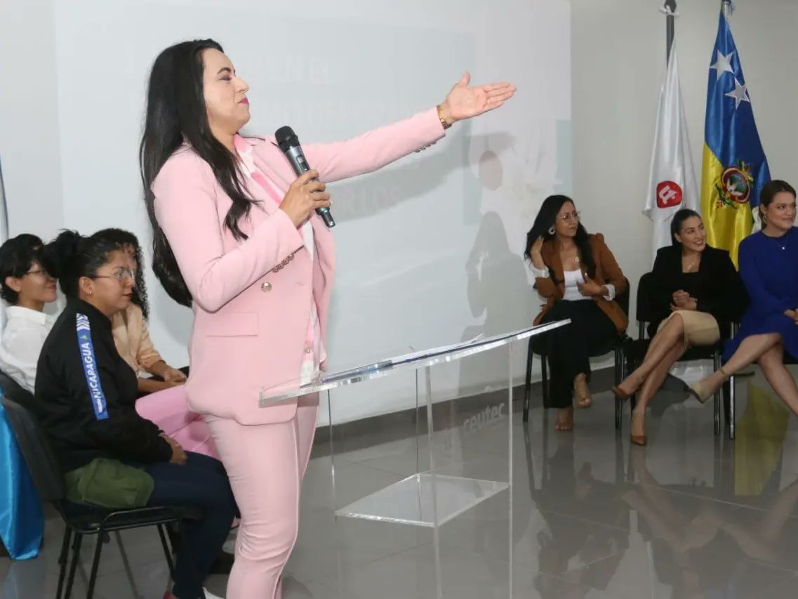 keniatorresf's tweet photo. #ElCostodeInformarSiendoMujer
Nuestra disertación en el Seminario Internacional "Deporte,Ética y Comunicación".
Que bonito tomarnos de la mano y apoyarnos en un camino que puede ser ríspido, pero lo hemos enfrentado con valentía.
Gracias a las Universidades #Ceutec y #UMH
#somos+ https://t.co/VArjAuN2BL