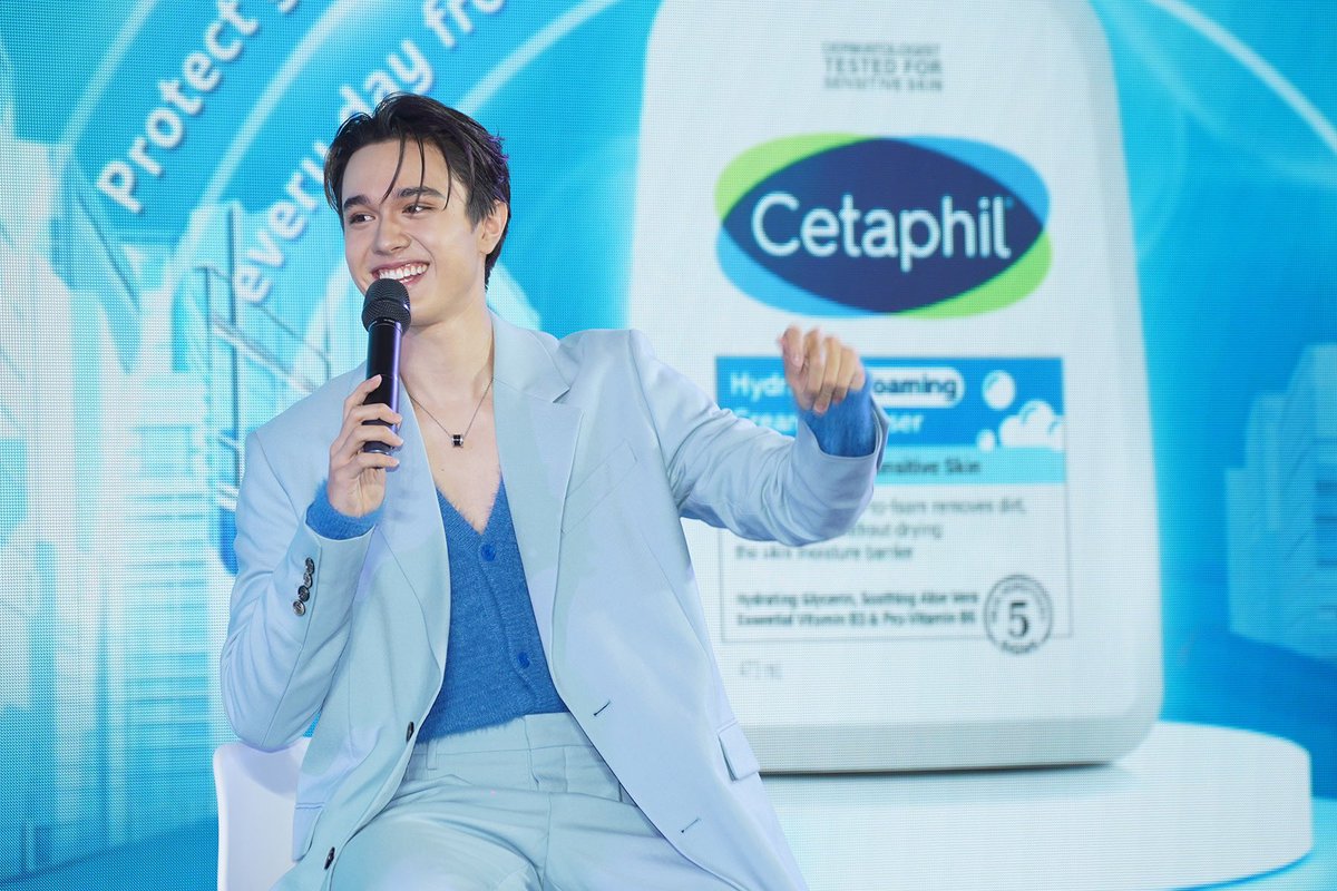 startalkent's tweet photo. ไมกี้ นำทัพ โอห์ม – ไกด์ โปรยเสน่ห์ผิวหน้าใสให้เอฟซีใจเต้นรัว
CETAPHIL WITH MIKEY
#CetaphilxMIKE
#mikepanitan
#GuideKantapon #Guidekc
#OhmThitiwat #โอห์มไง
#โอห์มไกด์ #OhmGuide
#CetaphilxOhmGuide
#เซตาฟิล #CetaphilTH #CetaphilSmartScienceSquare
ขึ้นแท่นหนุ่มฮอตประจำซีซั่นนี้ไปแล้ว สำหรับ “ไมกี้-ปณิธาน บุตรแก้ว” พระเอกหนุ่มหน้าใหม่ที่แจ้งเกิดจากละคร ขวัญฤทัย จากละครชุด ดวงใจเทวพรม ล่าสุดยังพกความหล่อหน้าใสมาร่วมงานเปิดตัวผลิตภัณฑ์คลีนเซอร์ทำความสะอาดผิวหน้า “CETAPHIL HYDRATING FOAMING CREAM CLEANSER” (เซตาฟิล ไฮเดรทติ้ง โฟมมิ่ง ครีม คลีนเซอร์) ภายใต้คอนเซ็ปต์ “We Do Skin…You Do You เราดูแลผิวแพ้ คุณแค่ออกไปใช้ชีวิต” โดยมีคู่จิ้นขวัญใจมหาชน โอห์ม-ฐิติวัฒน์ ฤทธิ์ประเสริฐ และ ไกด์-กันตพล ชมพูพันธ์ มาร่วมเพิ่มดีกรีความฮอตให้กับงาน
นอกจากจะพกความหล่อในแบบฉบับหนุ่มผิวดีมาร่วมงานแล้ว ทั้ง 3 หนุ่มยังได้นำเคล็ดลับการดูแลผิวหน้าให้สดใส สุขภาพดี พร้อมพาแฟนคลับตะลุยดินแดน Cetaphil Smart Science Square พื้นที่รวมกิจกรรมเพื่อผิวแข็งแรงสุขภาพดี ไม่ว่าจะเป็นการตรวจสุขภาพผิว การสังเกต 5 สัญญาณผิวแพ้ง่าย รับฟังคำแนะนำจากผู้เชี่ยวชาญด้านผิวพรรณ และร่วมถอดรหัสโค้ดลับเพื่อผิวสวย C-T-M-P ที่จะทำให้ “ผิว Go Strong ชีวิต Go On”
โดยหนุ่ม “ไมกี้” บอกว่า “หลังจากฟังผู้เชี่ยวชาญแล้วรู้สึกตกใจ เมื่อก่อนรู้ว่าในเมืองจะมีฝุ่น PM2.5 ที่มีขนาดเล็กมากและสามารถทำร้ายผิวเราได้แล้ว แต่ปัจจุบันยังมีฝุ่นขนาดที่เล็กมากกว่านั้นอีก คือ PM1.0 ซึ่งมีอยู่ทุกที่และเราไม่สามารถมองเห็นได้เลย การทำความสะอาดผิวหลังจากไปเผชิญกิจกรรมนอกบ้าน โดยเฉพาะผิวหน้าเป็นสิ่งที่สำคัญมาก และตัวผมเองก็ยิ่งต้องดูแลเยอะกว่าปกติเพราะเป็นนักแสดง ต้องแต่งหน้า ถ่ายงานกลางแจ้งอยู่บ่อยครั้ง หลีกเลี่ยงไม่ได้เลยที่จะต้องเจอมลภาวะที่จะเข้ามาทำร้ายผิว ก็ต้องเน้นที่การล้างหน้ามากขึ้น คลีนเซอร์ที่ใช้จึงต้องอ่อนโยนต่อผิว ไม่ระคายเคือง และต้องทำความสะอาดได้อย่างล้ำลึก และอยากแนะนำให้ทุกคนดูแลผิวกันด้วยครับ เพราะ PM1.0 ส่งผลร้ายต่อผิวมาก ๆ ”
ด้าน 2 หนุ่ม คู่จิ้นขวัญใจมหาชน อย่าง โอห์ม-ฐิติวัฒน์ ฤทธิ์ประเสริฐ และ ไกด์-กันตพล ชมพูพันธ์นอกจากจะมาสร้างความบันเทิงร้องเพลงโปรยเสน่ห์แฟนคลับแล้ว ยังได้รู้จักโค้ดลับการดูแลผิว C-T-M-P จาก หมอฟรุ๊ท นายแพทย์วชิระ คุณาธาทร แพทย์ผู้เชี่ยวชาญด้านผิวหนังและความงาม เวชศาสตร์ชะลอวัย บ้านหมอฟรุ๊ทคลินิก ซึ่งได้แก่ C = Cleanse การทำความสะอาดผิวหน้าต้องให้สะอาดล้ำลึก T = Treat การดูแลรักษา เมื่อเกิดปัญหาผิวต้องได้รับคำแนะนำโดยผู้เชี่ยวชาญด้านผิวหนัง M = Moisturize ต้องหมั่นบำรุงด้วยการเติมความชุ่มชื้นเข้าสู่ผิว และทำให้ปราการผิวแข็งแรง และ P = Protect คือต้องป้องกันผิวพรรณถูกทำร้ายจากมลภาวะและแสงแดดด้วยการทาครีมกันแดดเพื่อปกป้องผิวจากแสงแดดทั้ง UVA และ UVB และมลภาวะต่าง ๆ อย่างสม่ำเสมอ
พบกับผลิตภัณฑ์ “CETAPHIL HYDRATING FOAMING CREAM CLEANSER” พร้อมดูแลสุขภาพผิวให้แข็งแรงพร้อมที่จะเผชิญกับทุกสถานการณ์ แบบ 3 หนุ่ม ได้แล้ววันนี้ ที่ร้านค้าชั้นนำประเทศ
📍 https://t.co/b6c8GwCwY7