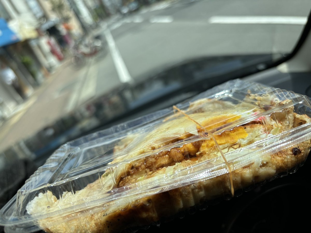 西成のキャベツ焼き100円×2
モダン焼き200円
小銭が無くて
俺『あ、ごめんデカいのしかないわ💦』
おっちゃん『え？３メートルぐらい？』
隣のお姉ちゃんが爆笑
おっちゃん『お釣りが600円、後は返しません』

うん
こんな西成が大好きです