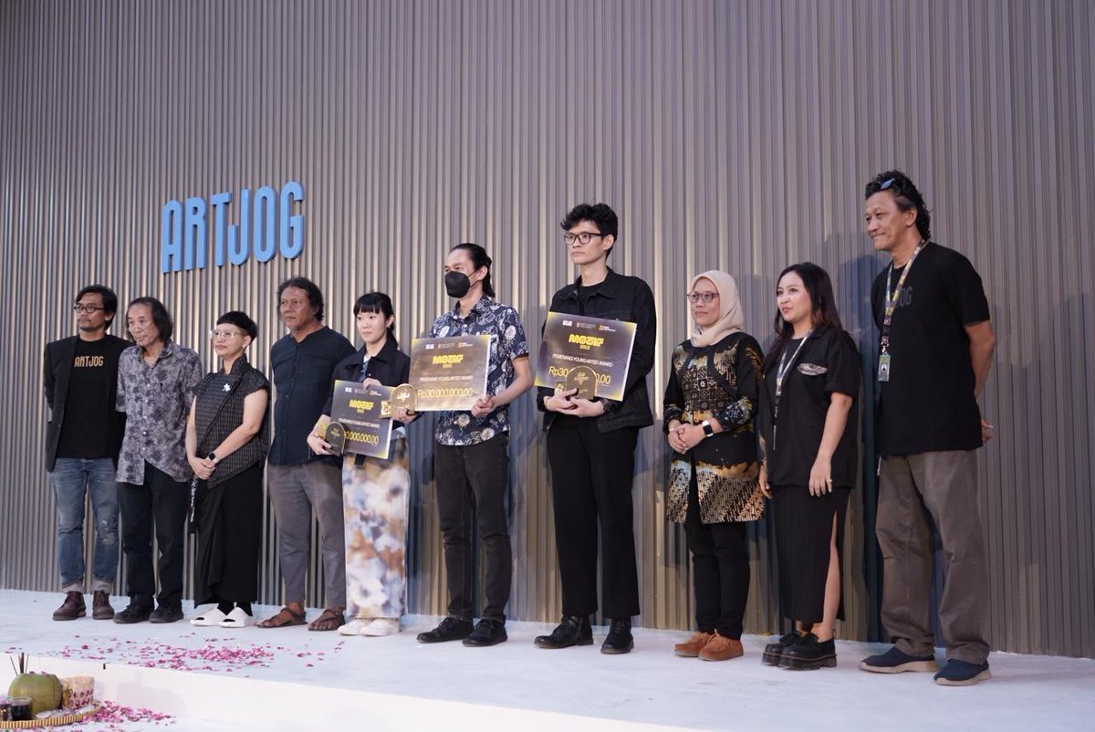 Dpt kejutan, karyanya <a href="/jay_afrisando/">Jay Afrisando</a> dinominasikan utk Young Artist Award Artjog.  

Pas kmrn pembukaan ArtJog, diumumkan dr 14 yg dinominasikan, dipilih 3 karya terbaik, termasuk karyanya Pak Jay. Alhamdulillah. 🙏 

Anw, karyanya Pak Jay bs ditonton di Artjog, 28 Jun-1 Sept! 🔥