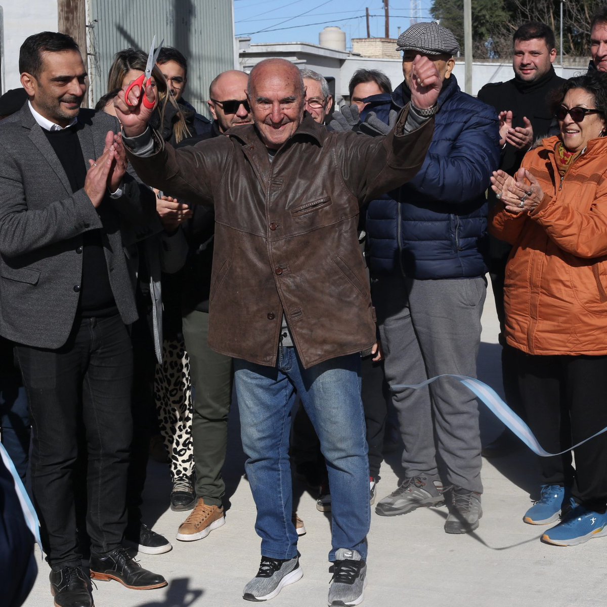 ChestaDario's tweet photo. 🚧👷‍♀️ Inauguración obra de pavimento ✅️

🔷️ ¡Hoy inauguramos la obra de pavimento y cordón cuneta en las calles Entre Ríos (de Marconi a Ruta N9) y Las Heras (de Corrientes a Entre Ríos) 

#Progreso #LaCiudadqueQueremos https://t.co/JLZP8pR1MR