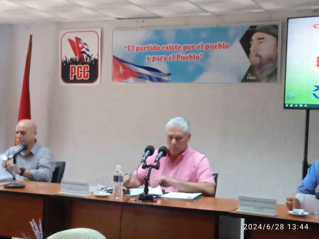 Mayelín del Sol (@solmayelin) on Twitter photo 🇨🇺Durante las conclusiones d la visita auxiliar del #CCPCC <a href="/DiazCanelB/">Miguel Díaz-Canel Bermúdez</a> examinó temas como los precios abusivos, el descontrol económico💰 así como la insuficiente producción d alimentos en #Aguada d Pasajeros #Cienfuegos.
<a href="/PerlavisionTV/">Perlavisión TV</a> 🎥🎙️ 🇨🇺Durante las conclusiones d la visita auxiliar del #CCPCC <a href="/DiazCanelB/">Miguel Díaz-Canel Bermúdez</a> examinó temas como los precios abusivos, el descontrol económico💰 así como la insuficiente producción d alimentos en #Aguada d Pasajeros #Cienfuegos.
<a href="/PerlavisionTV/">Perlavisión TV</a> 🎥🎙️