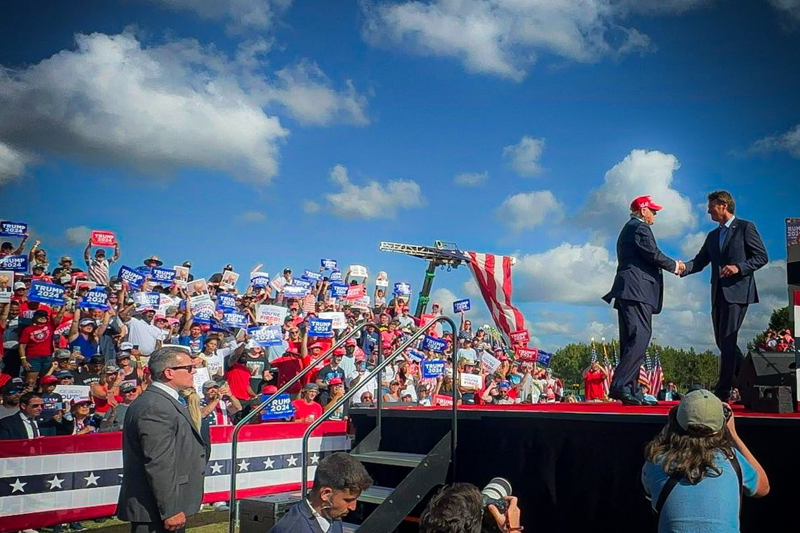 GlennYoungkin's tweet photo. It was great to welcome President Trump to Virginia today! Giant crowd and amazing support. It’s time to return strength back to the White House. 

Let’s come together to elect Donald J. Trump the next President of the United States. 🇺🇸 https://t.co/PzbmIsb4Co