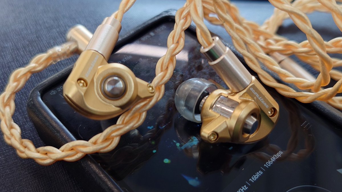 ryoutadb's tweet photo. 今日はAcoustune Hs1300ss Doradoとarc71、Hs1695の付属です。ポチポチとちょっとづつ緑化が始まってますが、まだまだイケますw😇付属は気にならない黒なのでそれに戻すのもありです😇でもなんか予備ケーブル買った気がします😇私の脳みそも緑化始まった?w😇
#Acoustune
#Hs1300ss
#今日のイヤホン https://t.co/BdKhk4KwEe