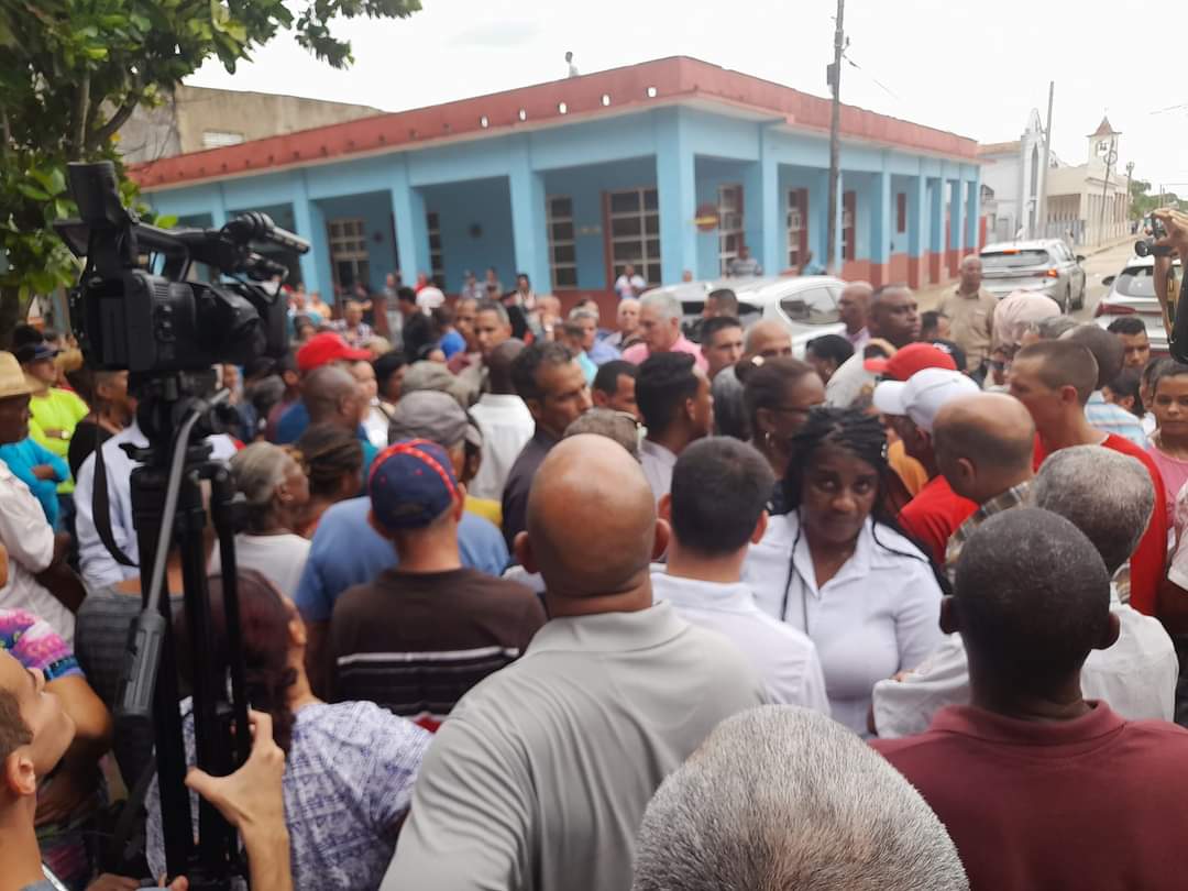 Mayelín del Sol (@solmayelin) on Twitter photo ➡️En #AguadadePasajeros #Cienfuegos <a href="/DiazCanelB/">Miguel Díaz-Canel Bermúdez</a> en su diálogo con el pueblo instó a trabajar mucho + para lograr la autonomía alimentaria y hallar soluciones a los problemas mediante la creatividad y el esfuerzo d todos❤️🇨🇺
<a href="/PerlavisionTV/">Perlavisión TV</a> 🎥<a href="/CanalCaribeCuba/">Canal Caribe</a> 🎙️📺
<a href="/PresidenciaCuba/">Presidencia Cuba 🇨🇺</a> ➡️En #AguadadePasajeros #Cienfuegos <a href="/DiazCanelB/">Miguel Díaz-Canel Bermúdez</a> en su diálogo con el pueblo instó a trabajar mucho + para lograr la autonomía alimentaria y hallar soluciones a los problemas mediante la creatividad y el esfuerzo d todos❤️🇨🇺
<a href="/PerlavisionTV/">Perlavisión TV</a> 🎥<a href="/CanalCaribeCuba/">Canal Caribe</a> 🎙️📺
<a href="/PresidenciaCuba/">Presidencia Cuba 🇨🇺</a>