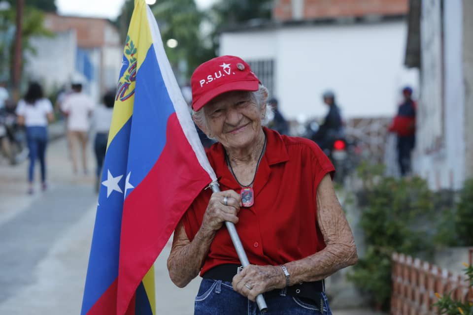 Soykarinacarpio's tweet photo. ¡El Consejo es de Maduro! 

Un pueblo cargado de Moral, Amor y Convicción revolucionaria que se restea con nuestro Presidente @NicolasMaduro 

¡Viva la Patria! 🙏🏻🌸 https://t.co/JCCqTcoskh