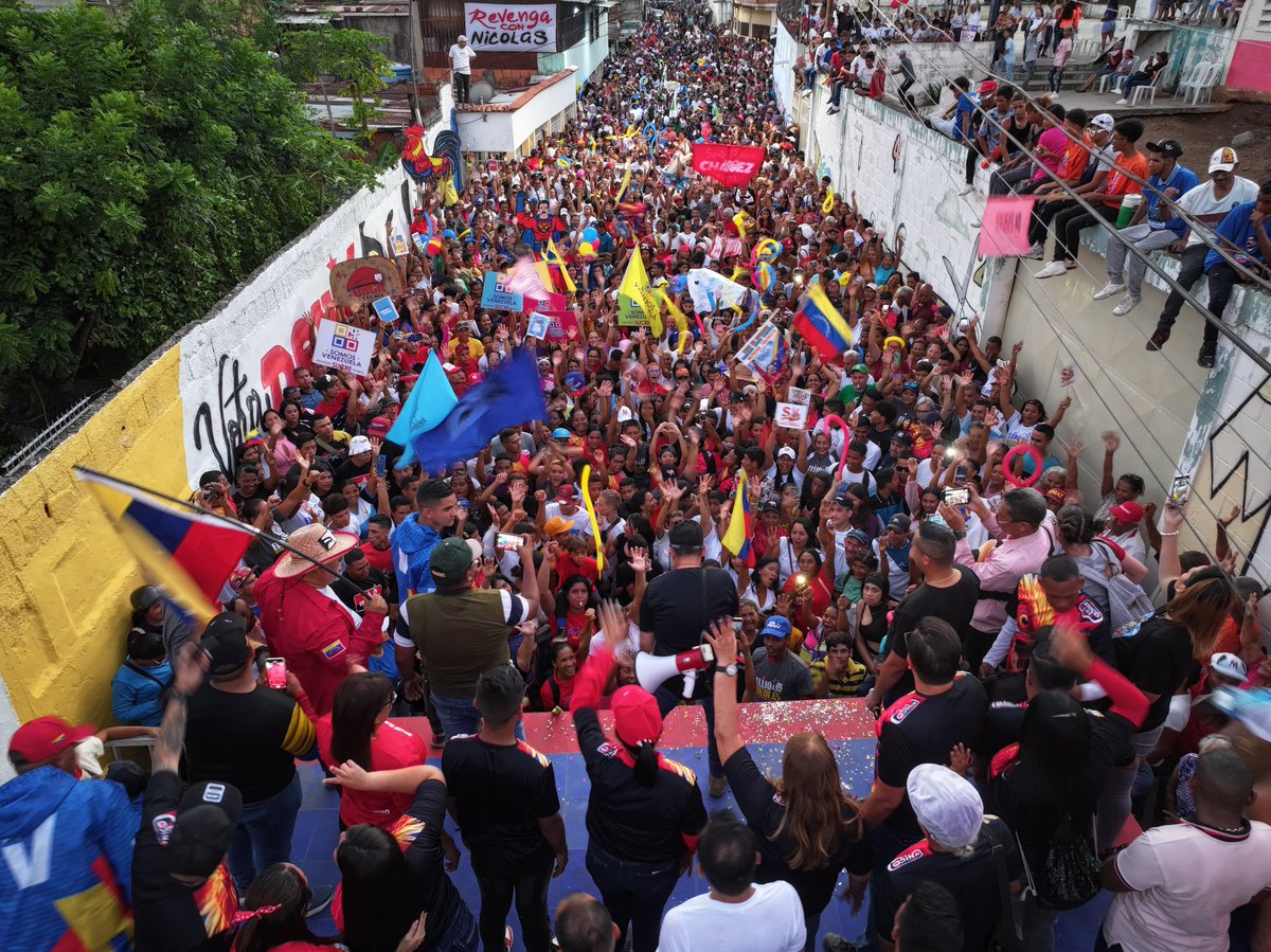 Soykarinacarpio's tweet photo. ¡El Consejo es de Maduro! 

Un pueblo cargado de Moral, Amor y Convicción revolucionaria que se restea con nuestro Presidente @NicolasMaduro 

¡Viva la Patria! 🙏🏻🌸 https://t.co/JCCqTcoskh